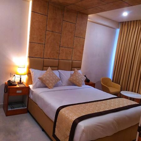 Готель Royal Residency Kannangad Екстер'єр фото